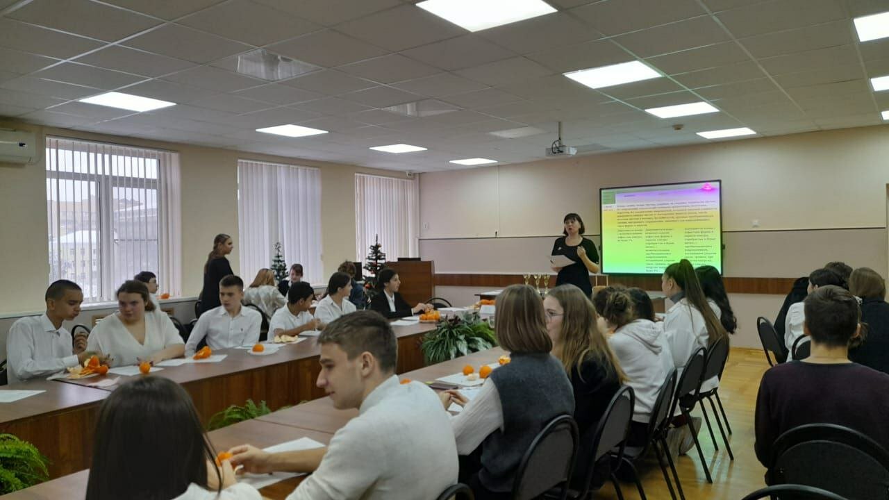 Сотрудники лаборатории провели в школе Ставрополя предновогодний мастер-класс по оценке мандаринов
